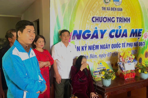 Chương trình "Ngày của Mẹ" tại nhà Mẹ Việt Nam Anh hùng Trần Thị Trọng (Thôn Quang Hiện, Xã Điện Hoà).